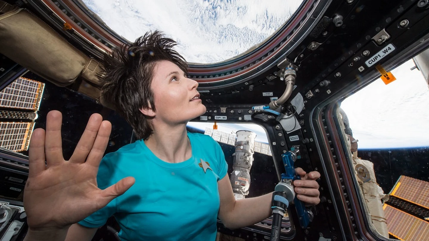 La astronauta Samantha Cristoforetti homenajea al personaje del Sr. Spock, de la serie Star Trek La astronauta Samantha Cristoforetti homenajea al personaje del Sr. Spock, de la serie Star Trek