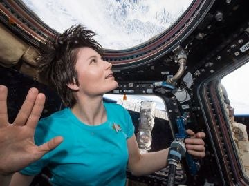 La astronauta Samantha Cristoforetti homenajea al personaje del Sr. Spock, de la serie Star Trek La astronauta Samantha Cristoforetti homenajea al personaje del Sr. Spock, de la serie Star Trek