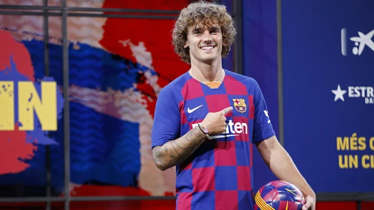 Antoine Griezmann se señala el escudo del Barça Antoine Griezmann se señala el escudo del Barça