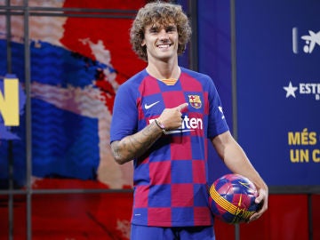 Antoine Griezmann se señala el escudo del Barça Antoine Griezmann se señala el escudo del Barça