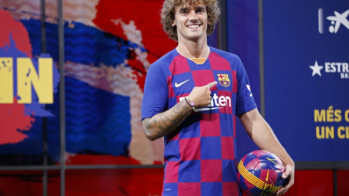 Antoine Griezmann se señala el escudo del Barça