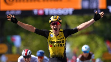 Wout van Aert, tras ganar la décima etapa del Tour.