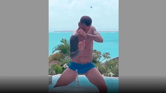 Dani Alves y el 'Bottle Cap Challenge' Dani Alves y el 'Bottle Cap Challenge'