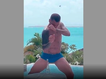 Dani Alves y el 'Bottle Cap Challenge' Dani Alves y el 'Bottle Cap Challenge'