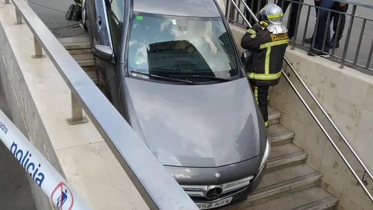 El coche introducido en una boca de metro El coche introducido en una boca de metro