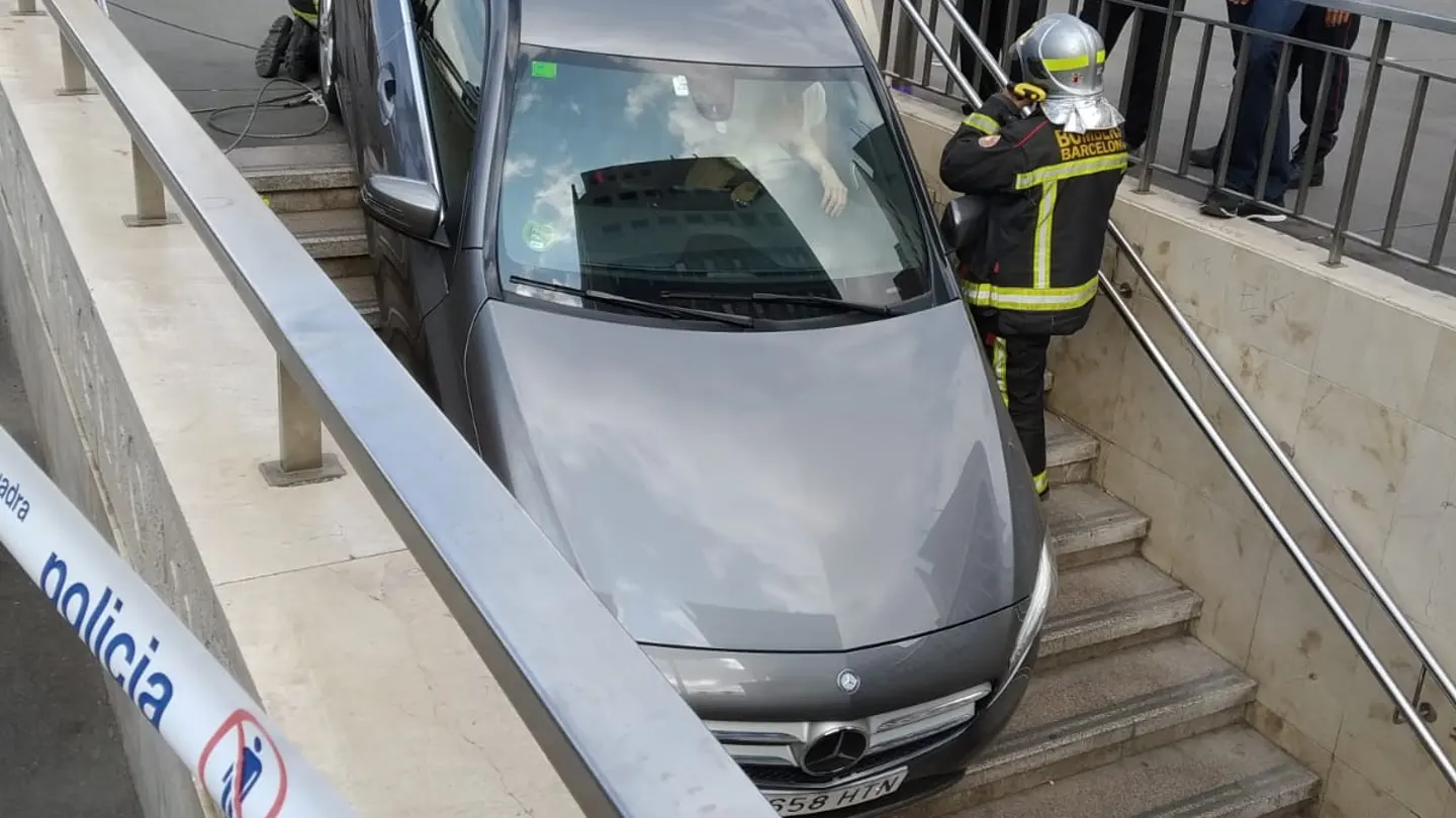 El coche introducido en una boca de metro El coche introducido en una boca de metro