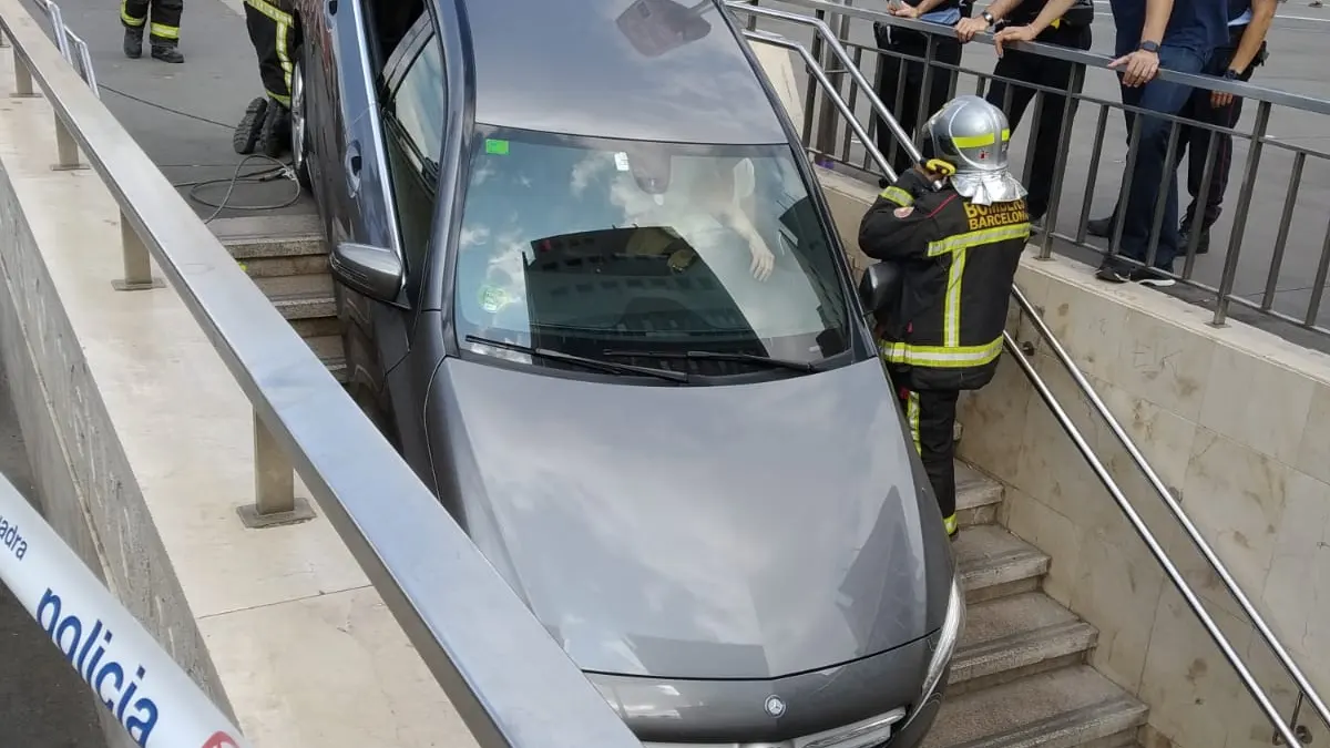 El coche introducido en una boca de metro