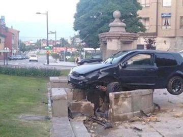 El coche empotrado contra la fuente del siglo XVIII El coche empotrado contra la fuente del siglo XVIII