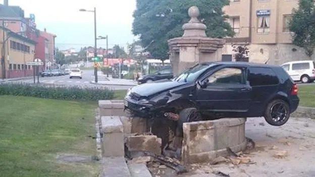 El coche empotrado contra la fuente del siglo XVIII