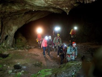 Las tres espeolólogas salen de la cueva, acompañadas de los miembros del equipo de rescate y efectivos de la Guardia Civil Las tres espeolólogas salen de la cueva, acompañadas de los miembros del equipo de rescate y efectivos de la Guardia Civil