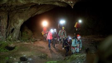 Las tres espeolólogas salen de la cueva, acompañadas de los miembros del equipo de rescate y efectivos de la Guardia Civil 