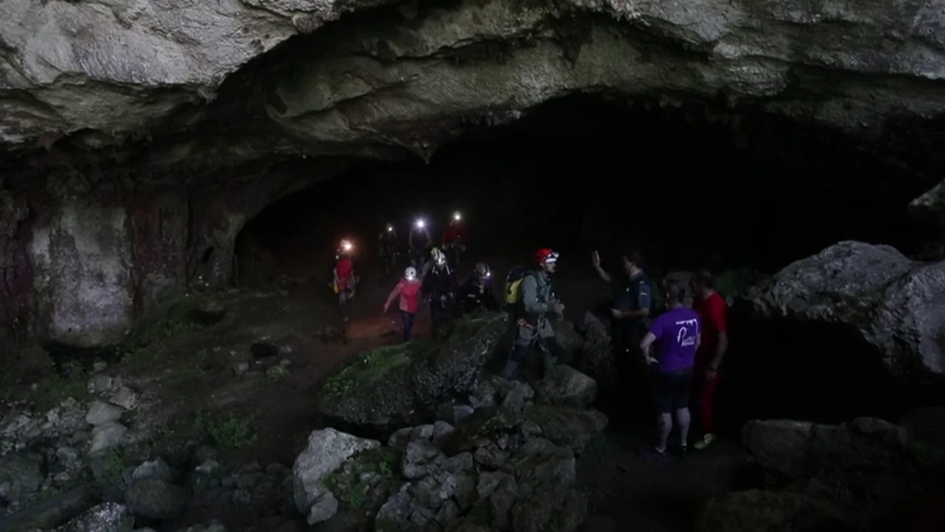 Primeras imágenes de las tres espeleólogas rescatadas de una cueva de Coventosa, en Cantabria