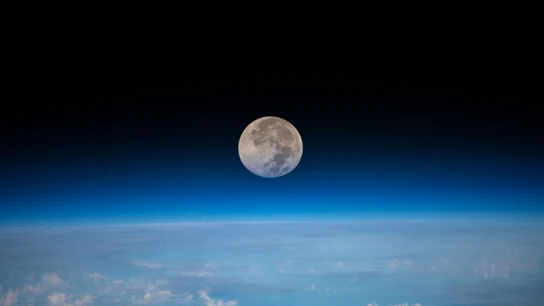 La Luna llena fotografiada por la Estación Espacial Internacional a 254 millas sobre el Océano Pacífico al noreste de Guam. La Luna