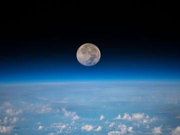 La Luna llena fotografiada por la Estación Espacial Internacional a 254 millas sobre el Océano Pacífico al noreste de Guam. La Luna llena fotografiada por la Estación Espacial Internacional a 254 millas sobre el Océano Pacífico al noreste de Guam.