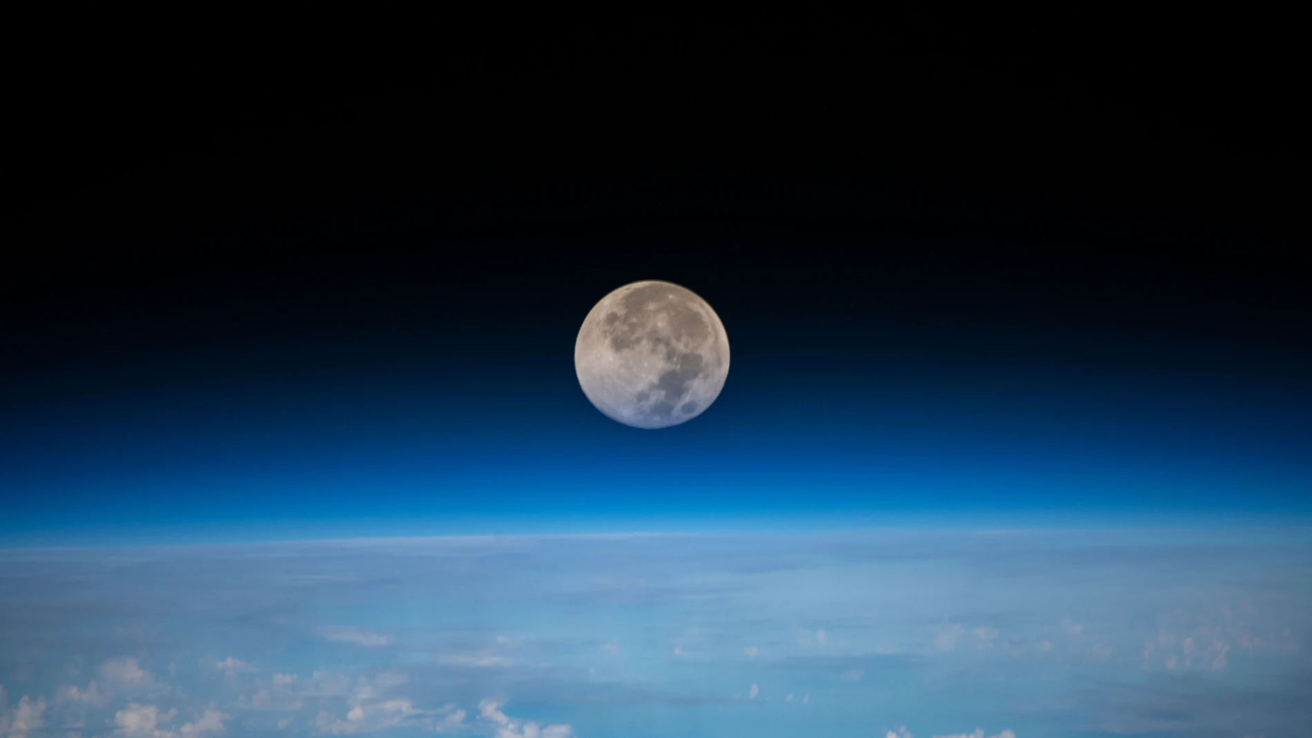 La Luna llena fotografiada por la Estación Espacial Internacional a 254 millas sobre el Océano Pacífico al noreste de Guam.