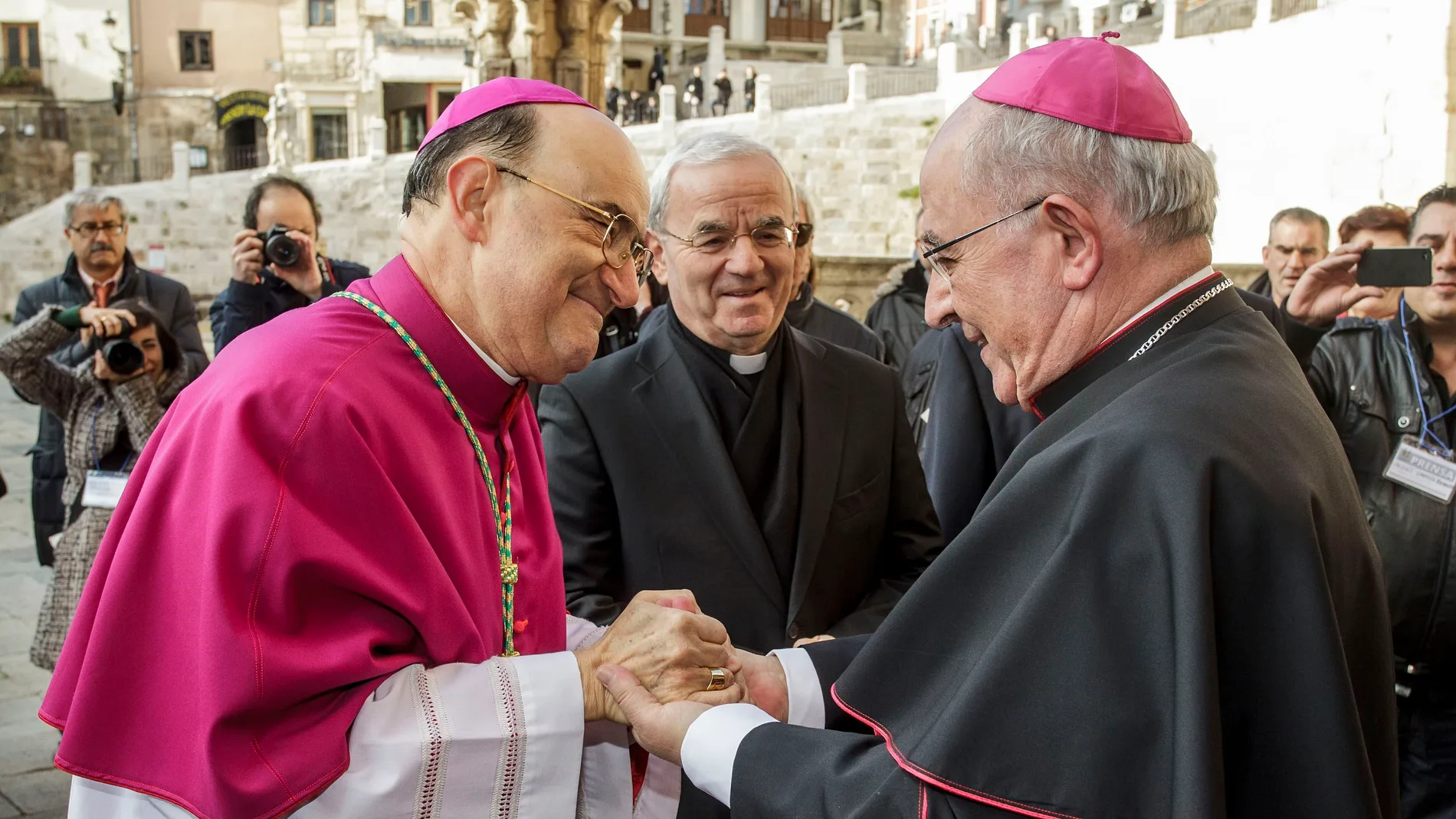 El arzobispo de Burgos, Fidel Herráez, a la izquierda de la fotografía. 