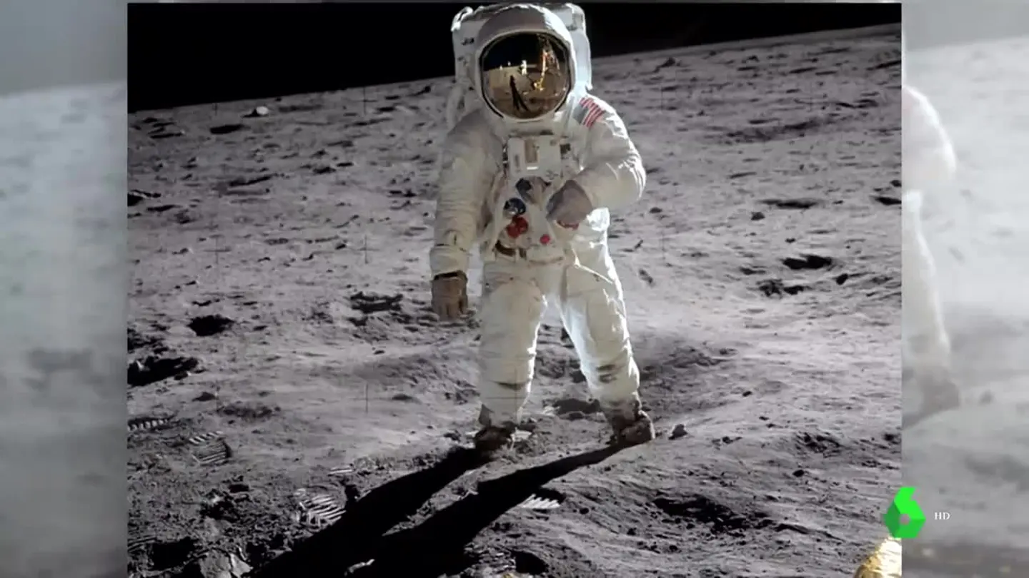 Sale a subasta la chaqueta que Buzz Aldrin llevó puesta cuando pisó la Luna Buzz Aldrin en la Luna con la Tierra reflejada en su casco