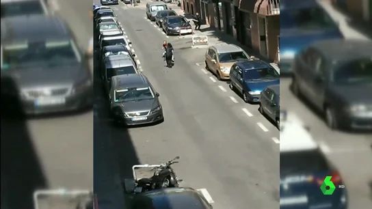 Un hombre intenta apuñalar a varios policías tras una discusión entre vecinos Un hombre intenta apuñalar a varios policías tras una discusión entre vecinos