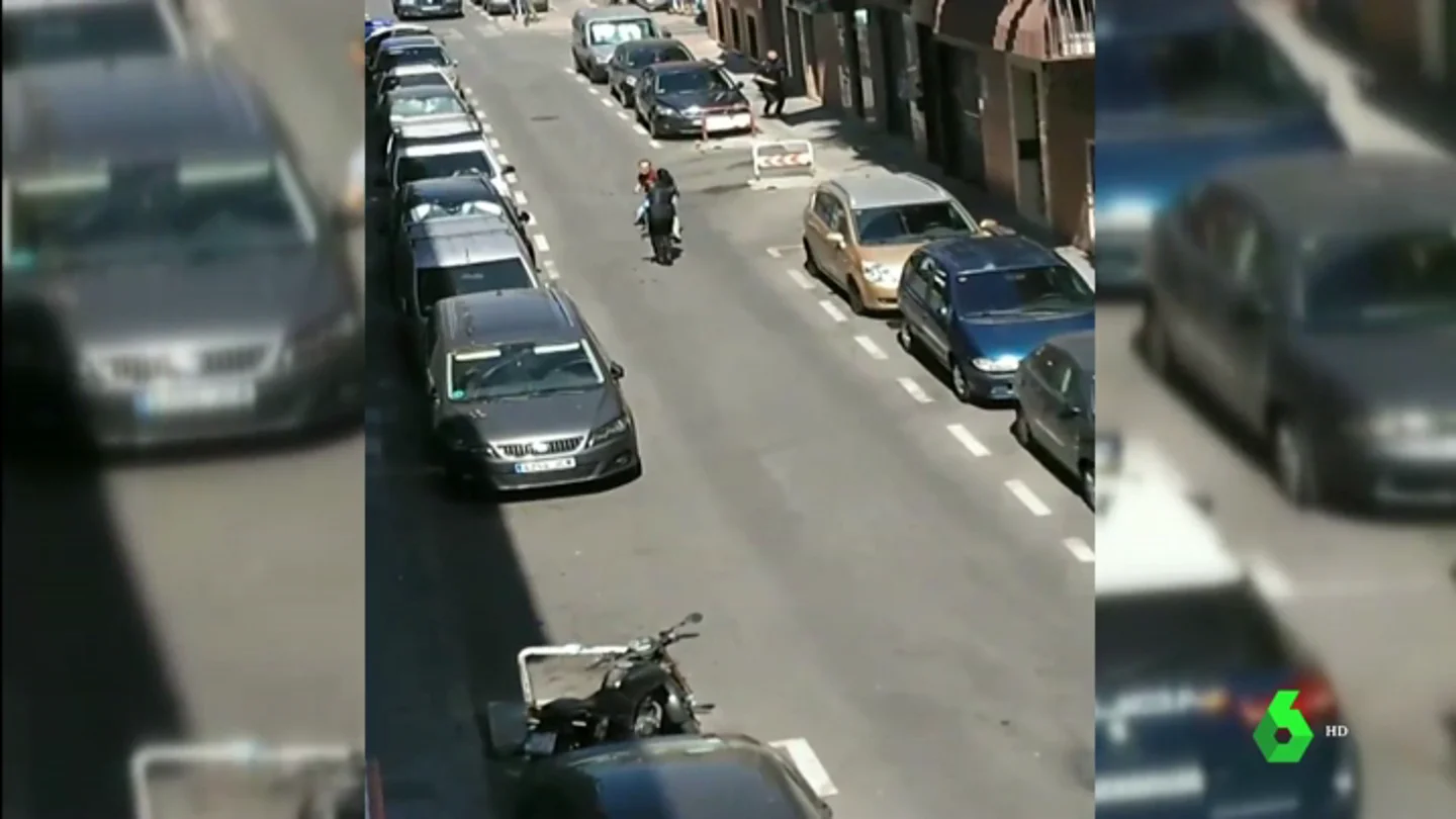 Un hombre intenta apuñalar a varios policías tras una discusión entre vecinos Un hombre intenta apuñalar a varios policías tras una discusión entre vecinos