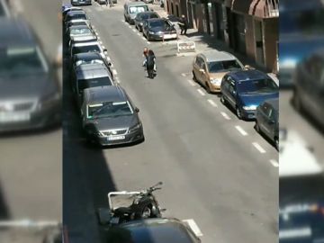 Un hombre intenta apuñalar a varios policías tras una discusión entre vecinos Un hombre intenta apuñalar a varios policías tras una discusión entre vecinos