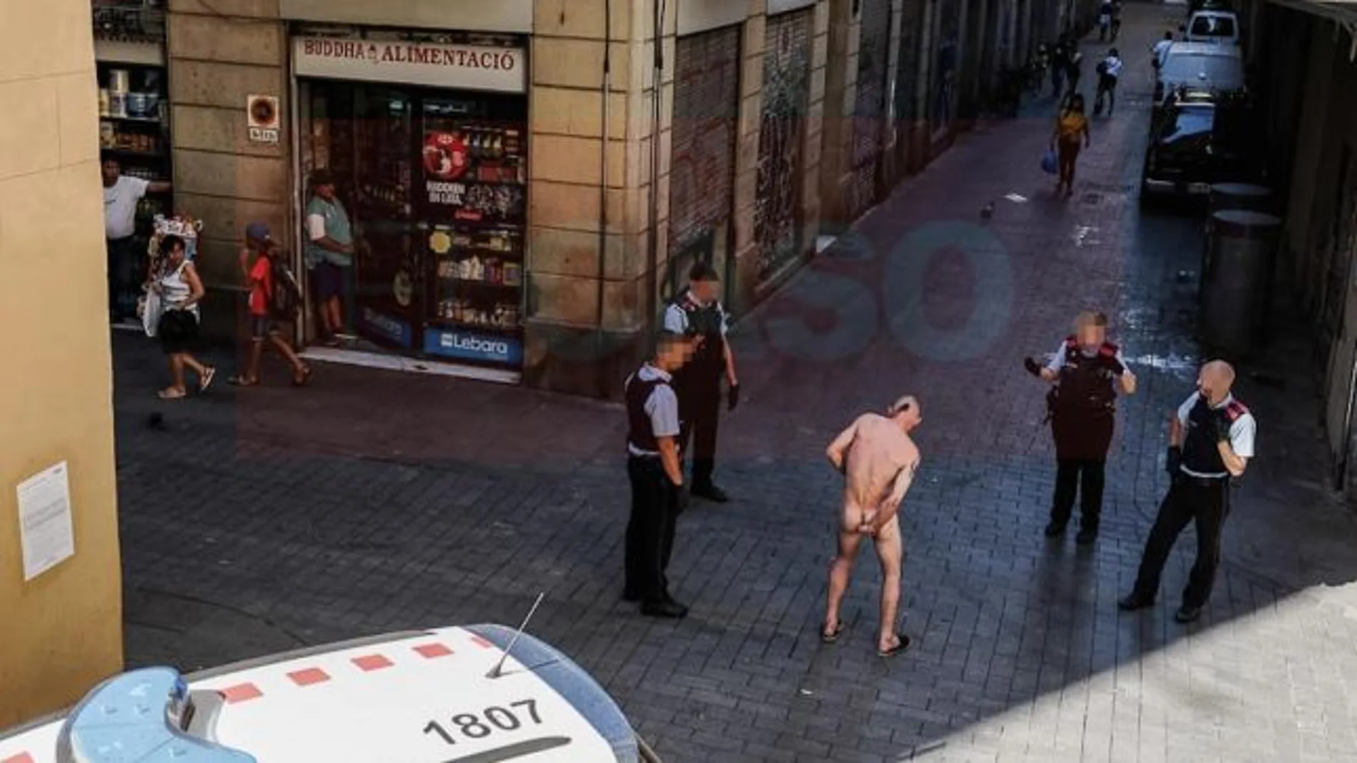 El detenido, desnudo por las calles de Barcelona