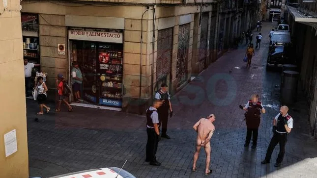 El detenido, desnudo por las calles de Barcelona