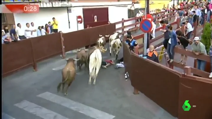 El participante se encuentra en posición fetal para evitar el menor número de golpes posibles. 