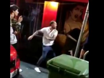 La brutal agresión de un hombre a varias jóvenes tras recriminarle un abuso sexual a otra joven La brutal agresión de un hombre a varias jóvenes tras recriminarle un abuso sexual a otra joven