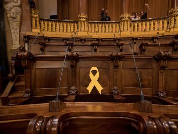 Un lazo amarillo ocupa el escaño de Forn en el pleno municipal de Barcelona Un lazo amarillo ocupa el escaño de Forn en el pleno municipal de Barcelona