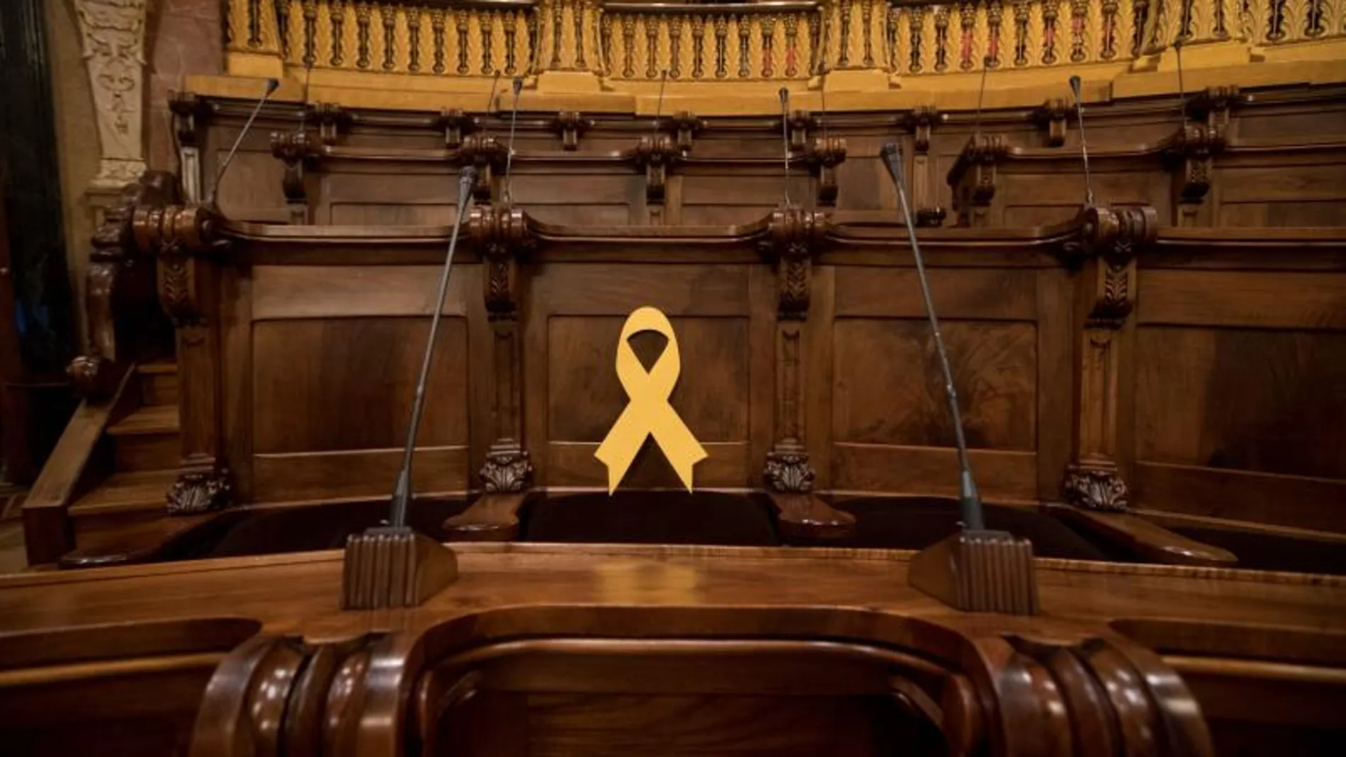 Un lazo amarillo ocupa el escaño de Forn en el pleno municipal de Barcelona