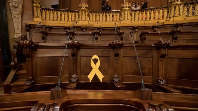 Un lazo amarillo ocupa el escaño de Forn en el pleno municipal de Barcelona