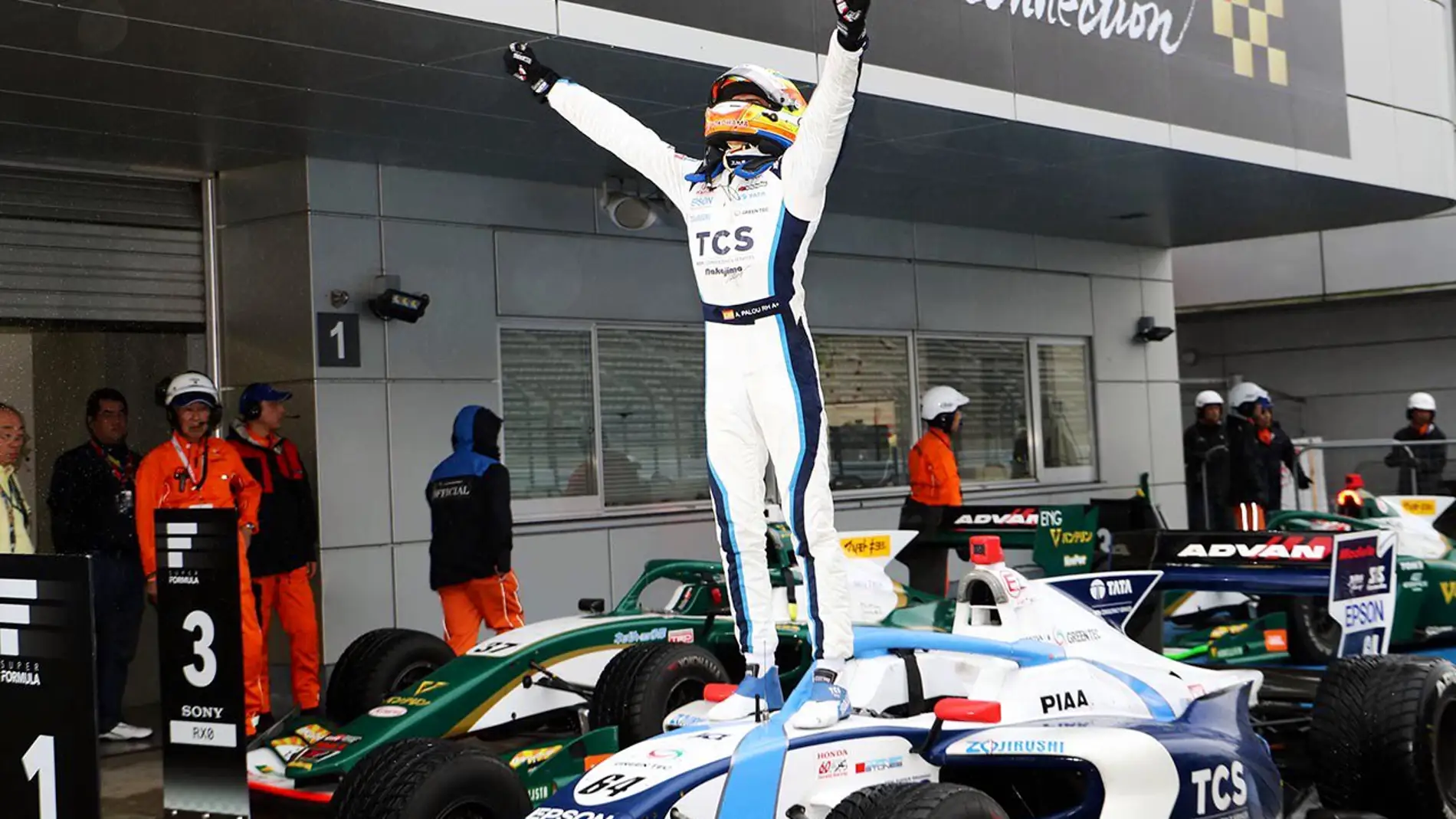Àlex Palou celebra su victoria junto a su Honda