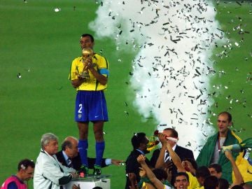 Cafú, levantando la Copa del Mundo Cafú, levantando la Copa del Mundo