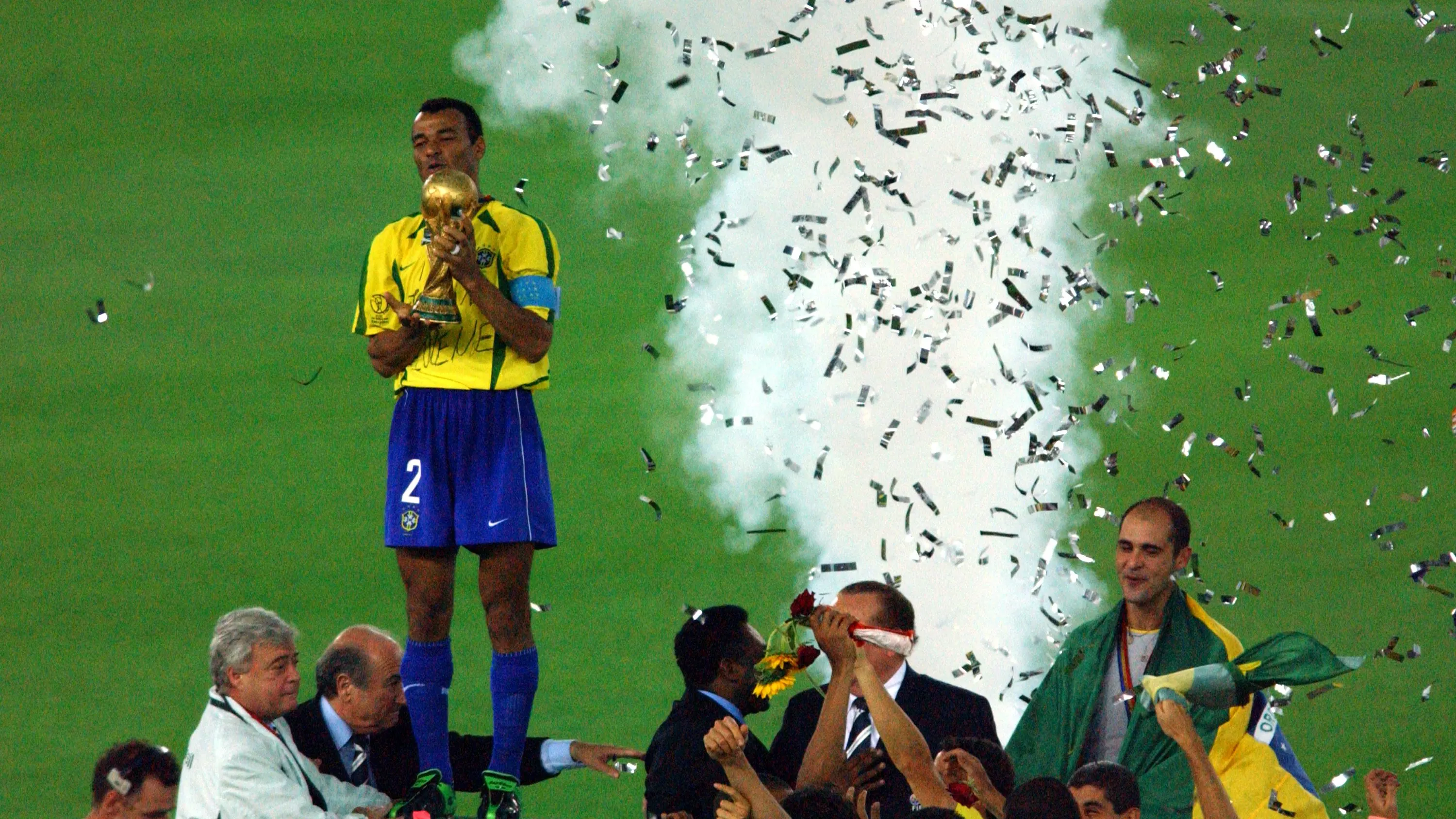 Cafú, levantando la Copa del Mundo