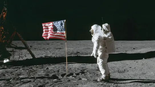 Astronautas colocando la bandera Amstrong y Aldin colocan la bandera en la Luna