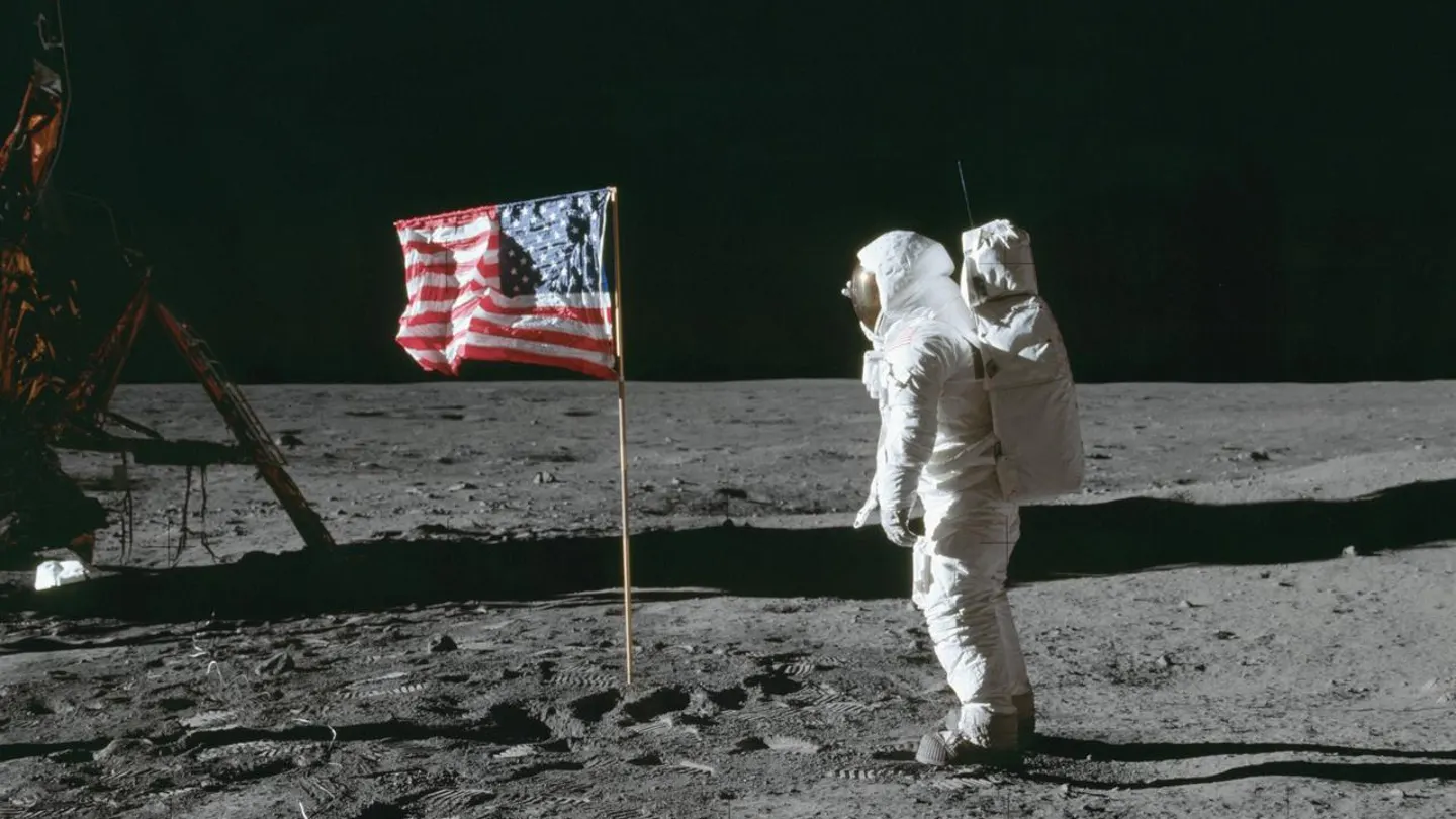 Astronautas colocando la bandera Amstrong y Aldin colocan la bandera en la Luna