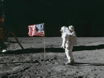 Astronautas colocando la bandera