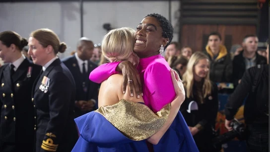 La actriz Lashana Lynch abraza a su compañera Brie Larson en el estreno de 'Capitana Marvel' La actriz Lashana Lynch abraza a su compañera Brie Larson en el estreno de 'Capitana Marvel'