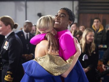 La actriz Lashana Lynch abraza a su compañera Brie Larson en el estreno de 'Capitana Marvel' La actriz Lashana Lynch abraza a su compañera Brie Larson en el estreno de 'Capitana Marvel'