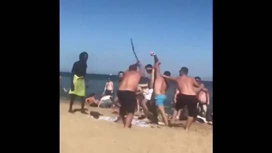 Graban una brutal pelea a palazos en plena playa de la Barceloneta Graban una brutal pelea a palazos en plena playa de la Barceloneta