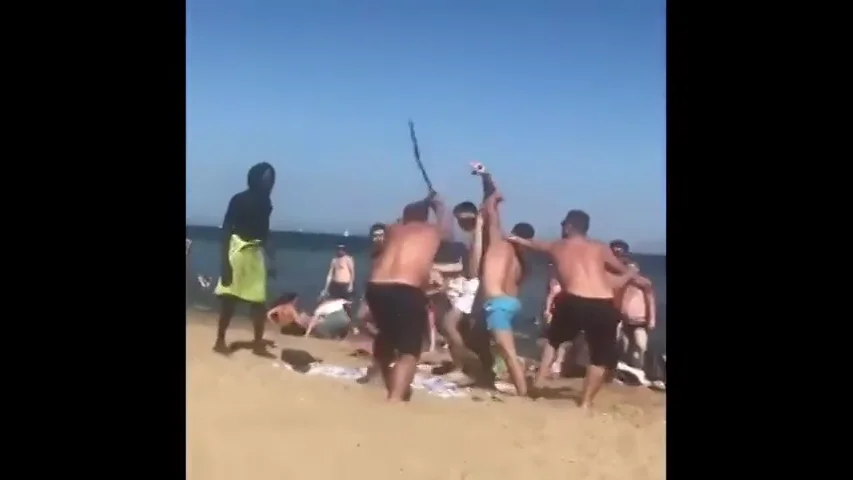 Graban una brutal pelea a palazos en plena playa de la Barceloneta