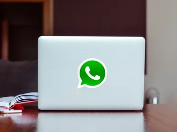 WhatsApp en un ordenador portátil WhatsApp en un ordenador portátil