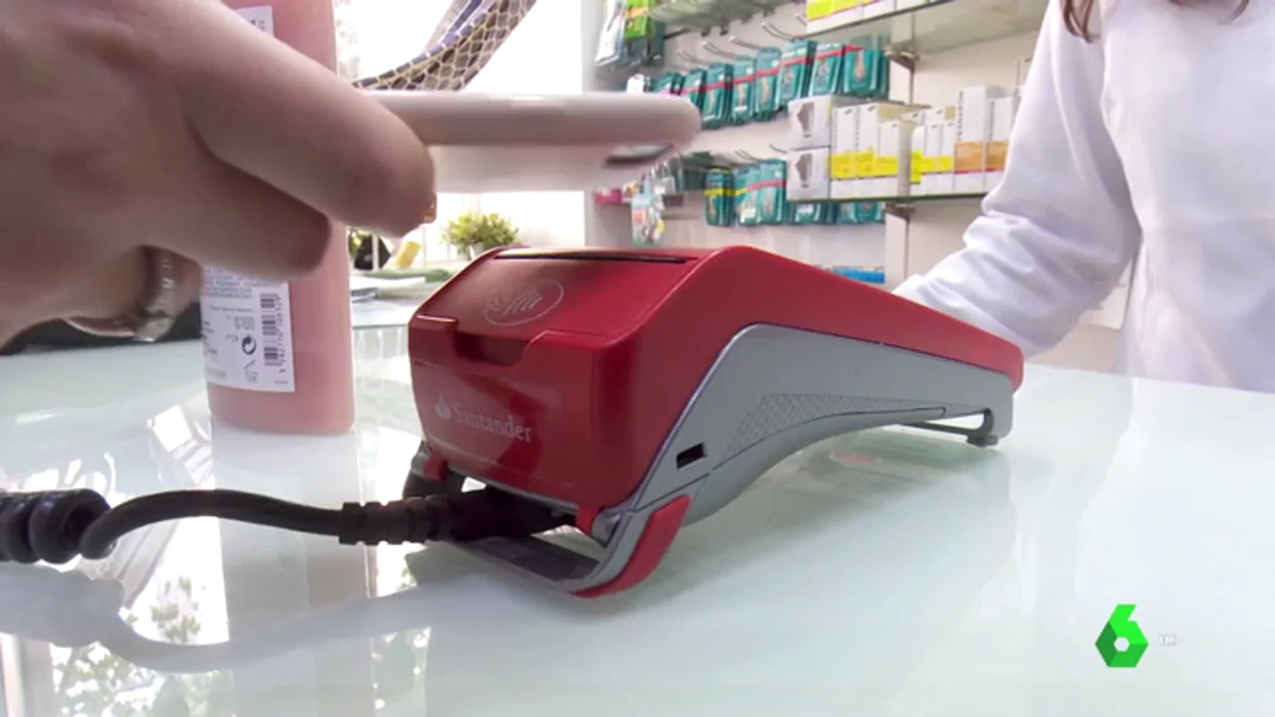 Una persona pagando con el teléfono móvil. Una persona pagando con el teléfono móvil.