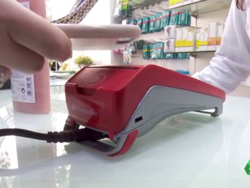 Una persona pagando con el teléfono móvil. Una persona pagando con el teléfono móvil.