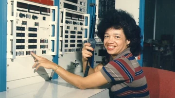 Christine Darden en una sala de control del Langley de la NASA, 1975.