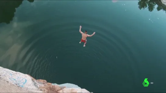 Un joven salta desde una zona prohibida Un joven salta desde una zona prohibida