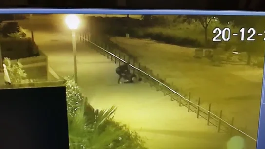 La anciana tirada en el suelo mientras que el ladrón la golpea para conseguir su bolso. La anciana tirada en el suelo mientras que el ladrón la golpea para conseguir su bolso.