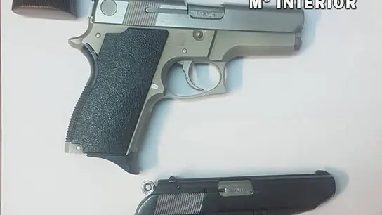 Tres de las cinco armas encontradas después de la riada de Tafalla. Tres de las cinco armas encontradas después de la riada de Tafalla.