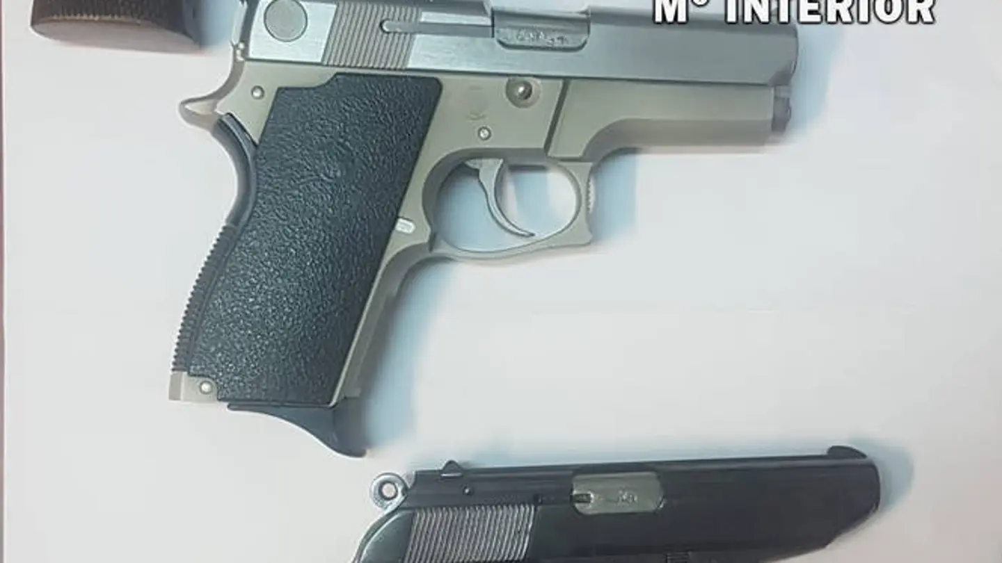 Tres de las cinco armas encontradas después de la riada de Tafalla. Tres de las cinco armas encontradas después de la riada de Tafalla.