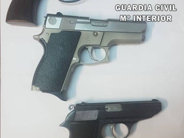 Tres de las cinco armas encontradas después de la riada de Tafalla. Tres de las cinco armas encontradas después de la riada de Tafalla.